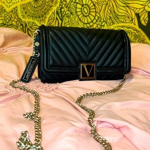 Cute purse that can fit your phone, lipgloss, keys, and other essentials!